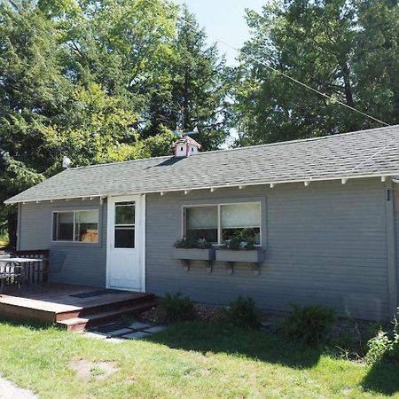 Sleeping Bear Riverside Cabins - Cabin #1 Honor エクステリア 写真