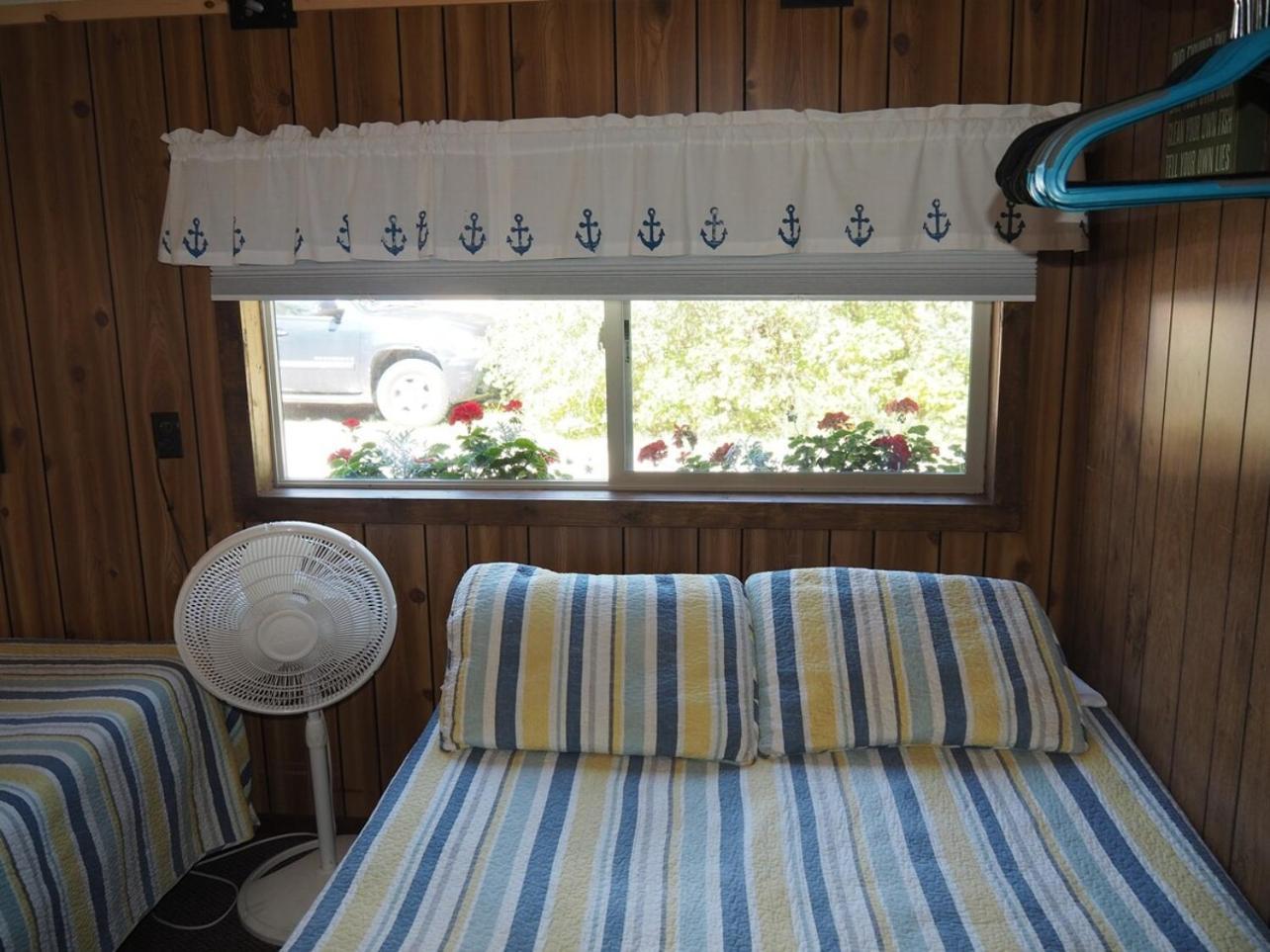 Sleeping Bear Riverside Cabins - Cabin #1 Honor エクステリア 写真