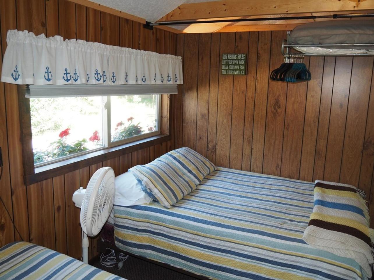 Sleeping Bear Riverside Cabins - Cabin #1 Honor エクステリア 写真