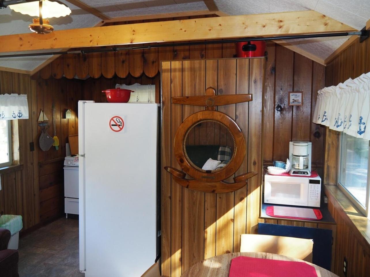 Sleeping Bear Riverside Cabins - Cabin #1 Honor エクステリア 写真
