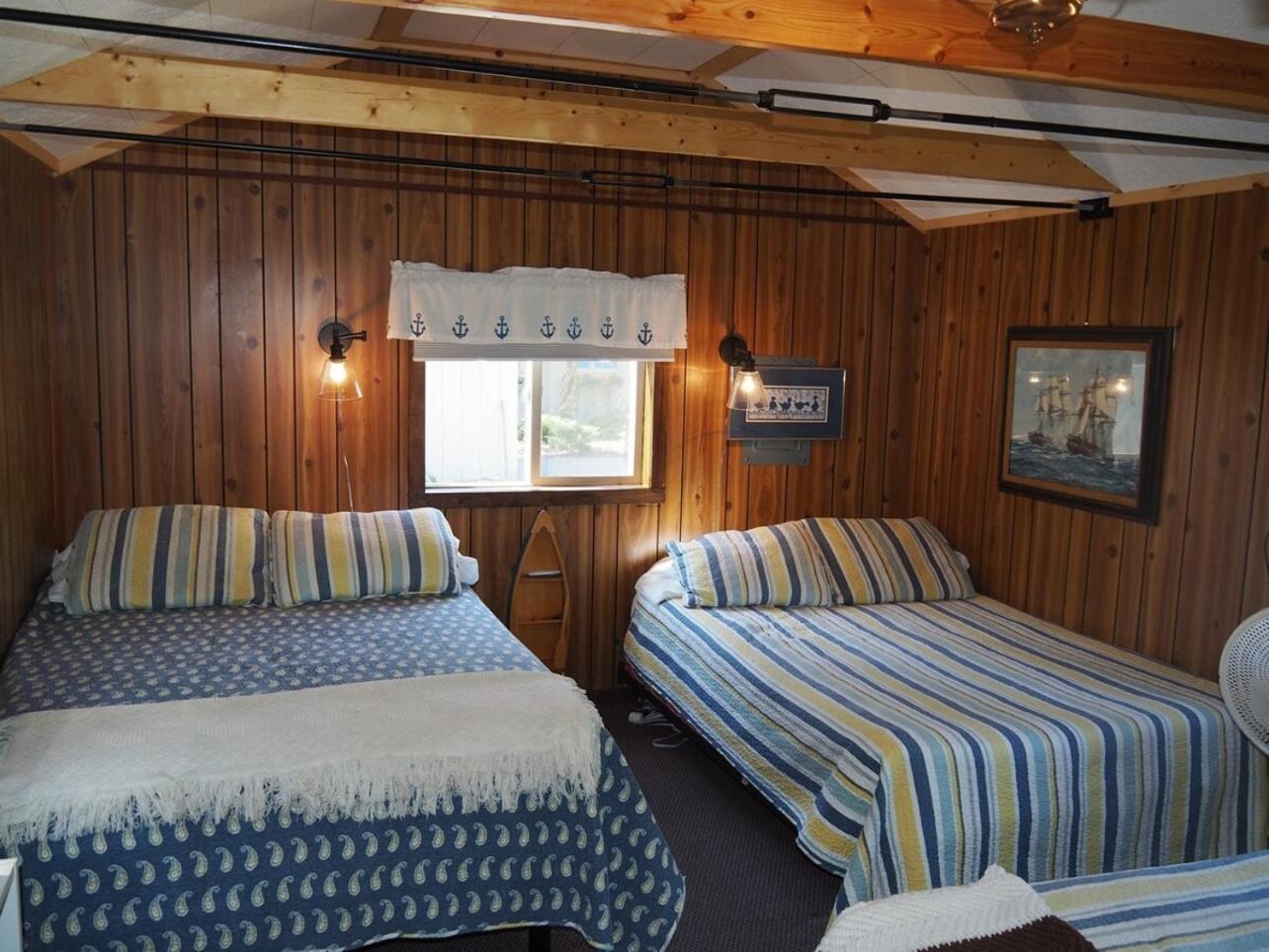 Sleeping Bear Riverside Cabins - Cabin #1 Honor エクステリア 写真